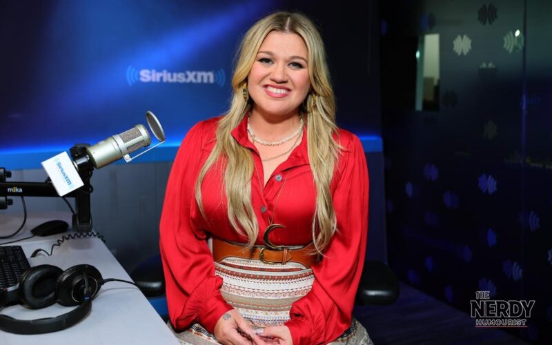 Kelly Clarkson smiling during a SiriusXM Studios appearance amid the Kelly Clarkson Art of Play $15K bird feud
