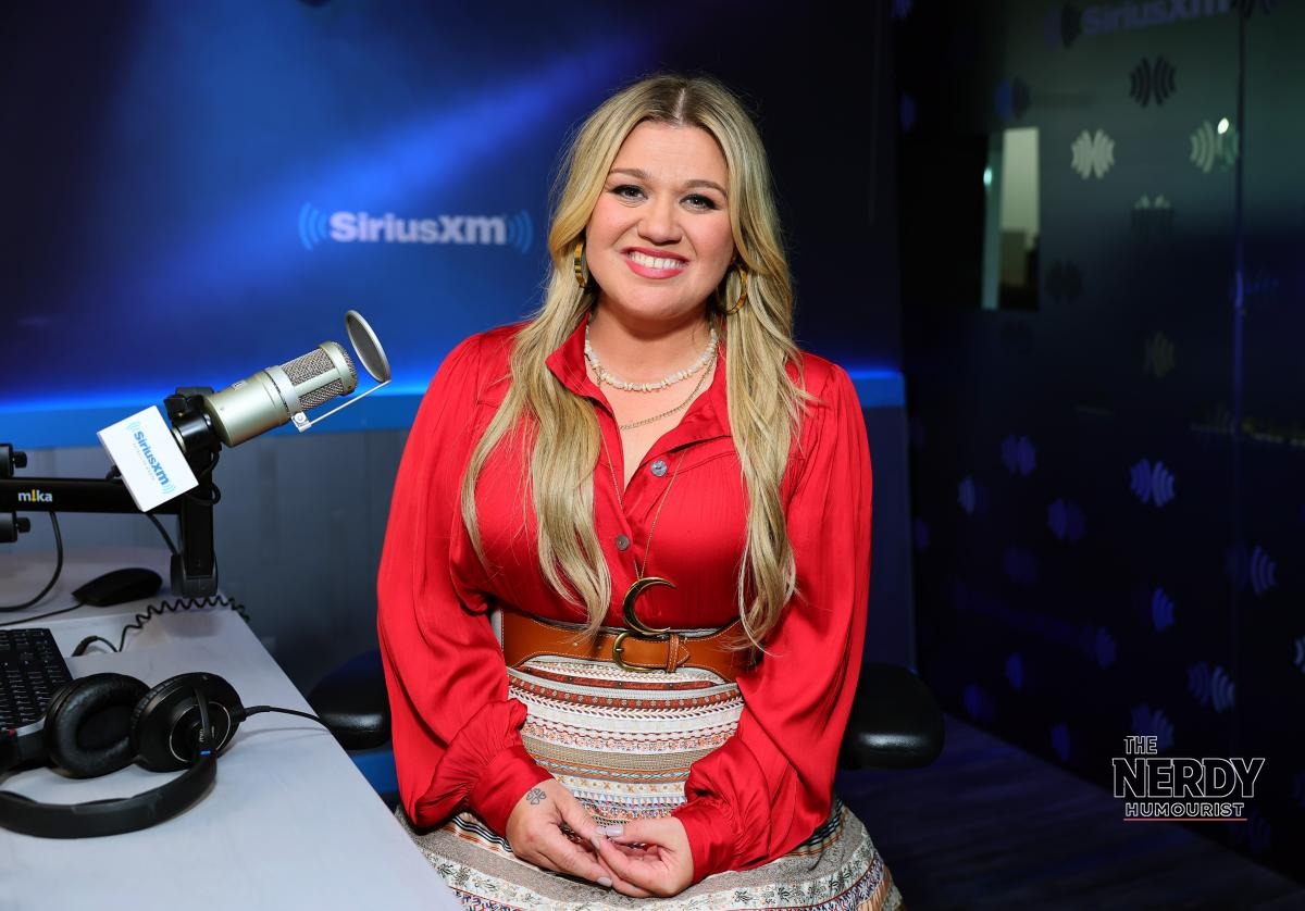 Kelly Clarkson smiling during a SiriusXM Studios appearance amid the Kelly Clarkson Art of Play $15K bird feud
