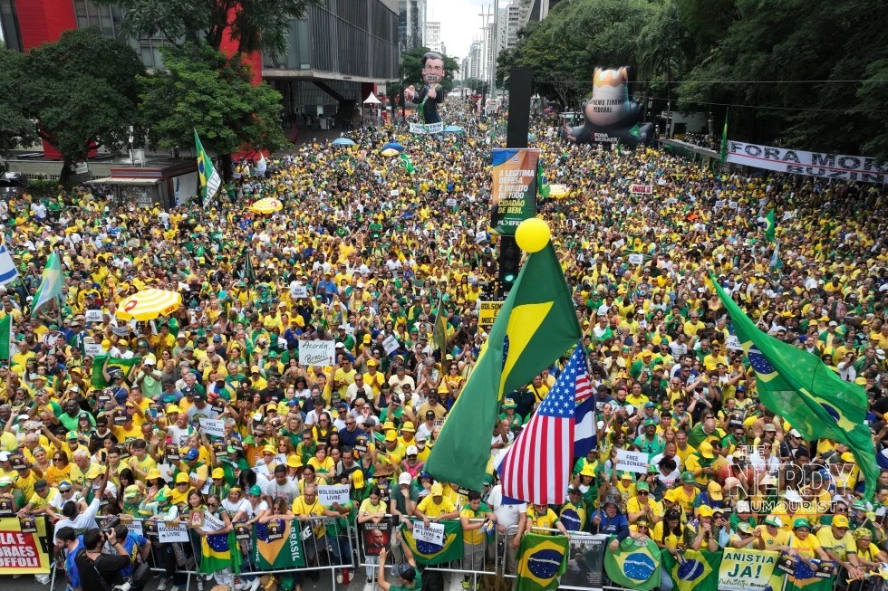 Thousands of Bolsonaro supporters in yellow fill a São Paulo avenue during a 2026 pro-Bolsonaro mobilization, part of the base driving the Brazil election results runoff 2026