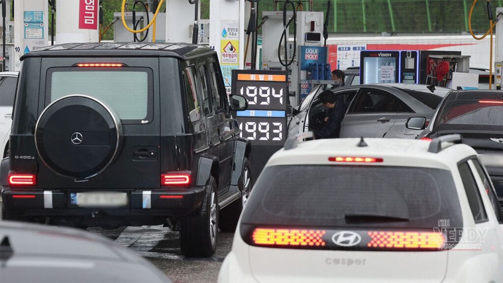 Vehicles queuing at a gas station in Seoul as high fuel prices cut gasoline cars market share