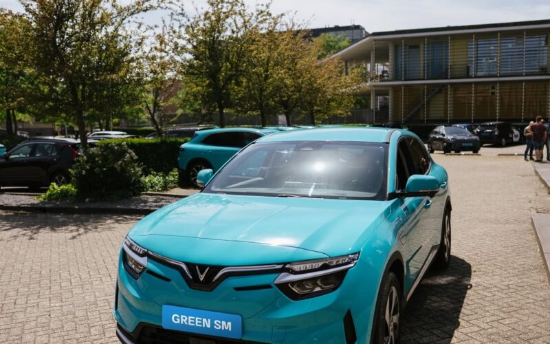 Green SM electric taxi: a teal VinFast VF 8 wearing Green SM branding