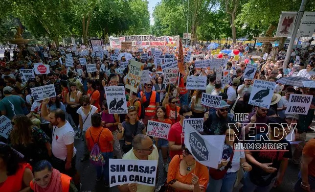 Protesters march through Madrid with signs reading "Sin casa? A la calle" and "Stop desahucios" during a housing demonstration (file photo)