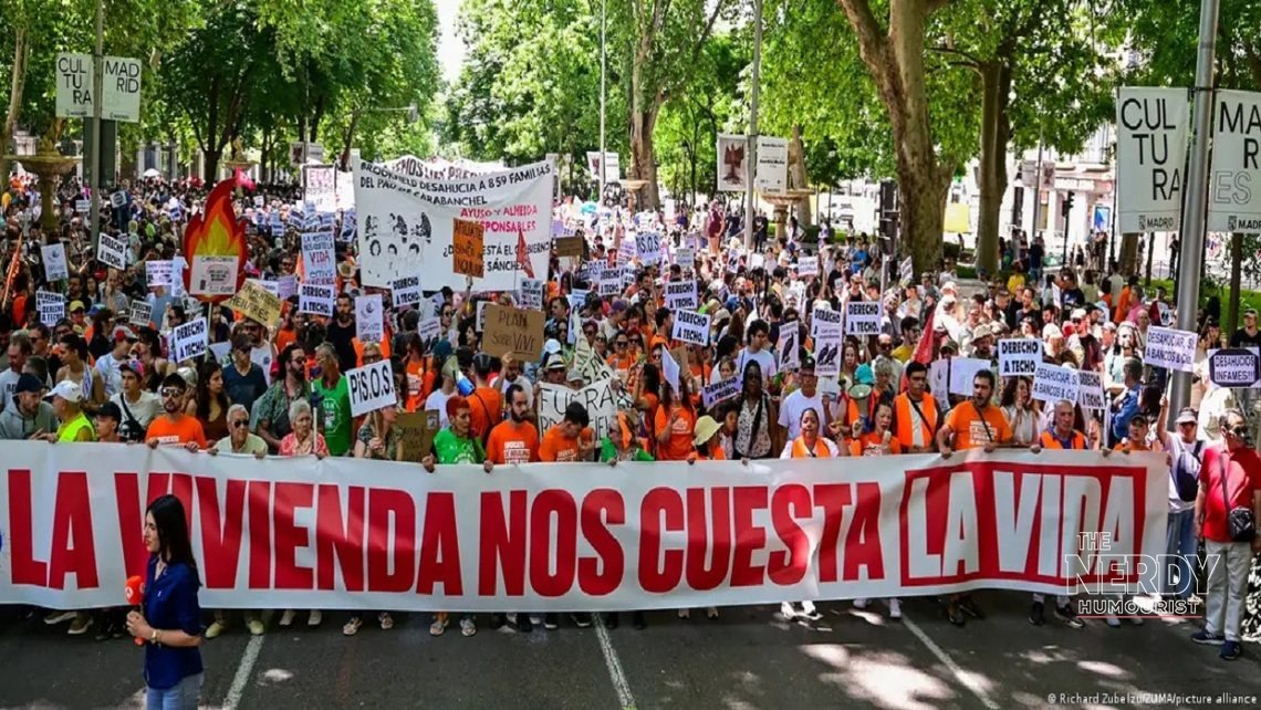 Thousands march in Madrid behind a banner reading "La vivienda nos cuesta la vida" (Housing costs us our lives) at a housing protest (file photo)